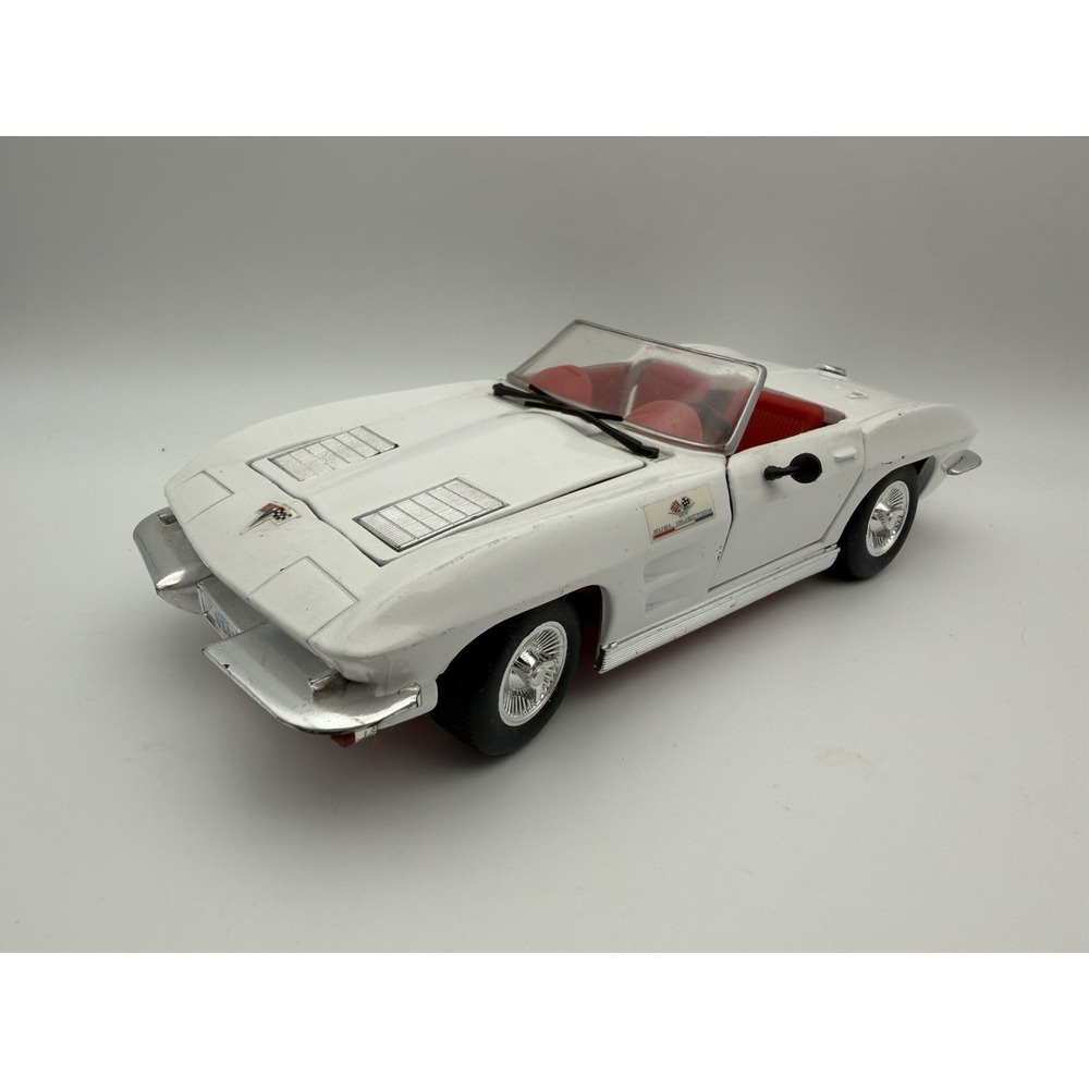 REVELL 1963 CORVETTE STINGRAY CONVERTIBLE WHITE EXTERIOR/RED DIECAST 1:24 CAR